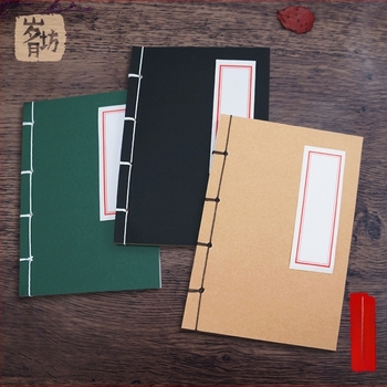 Régi kötésű, húrrel kötött notesz kraft papírral, nyolc függőleges sorral költészeti és klasszikus szövegek másolásához
