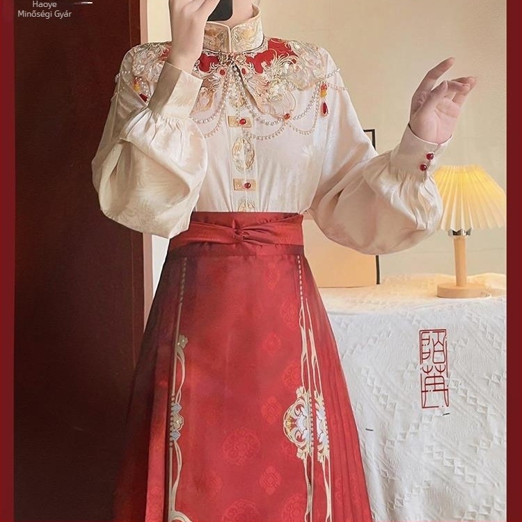 Új kínai stílusú Hanfu női készlet ünnepléshez és eljegyzéshez, hímzett felső felhő- vállakkal, piros hagyományos szoknya részletes hímzéssel