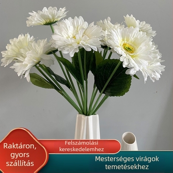 Mesterszálas fehér krizantémokból készült virágcsokor temetői emlékezéshez