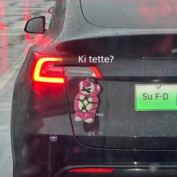 Strawberry Bear autó hátsó dekoráció – függő dísz a csomagtartóhoz, autókhoz, motorkerékpárokhoz és elektromos járművekhez