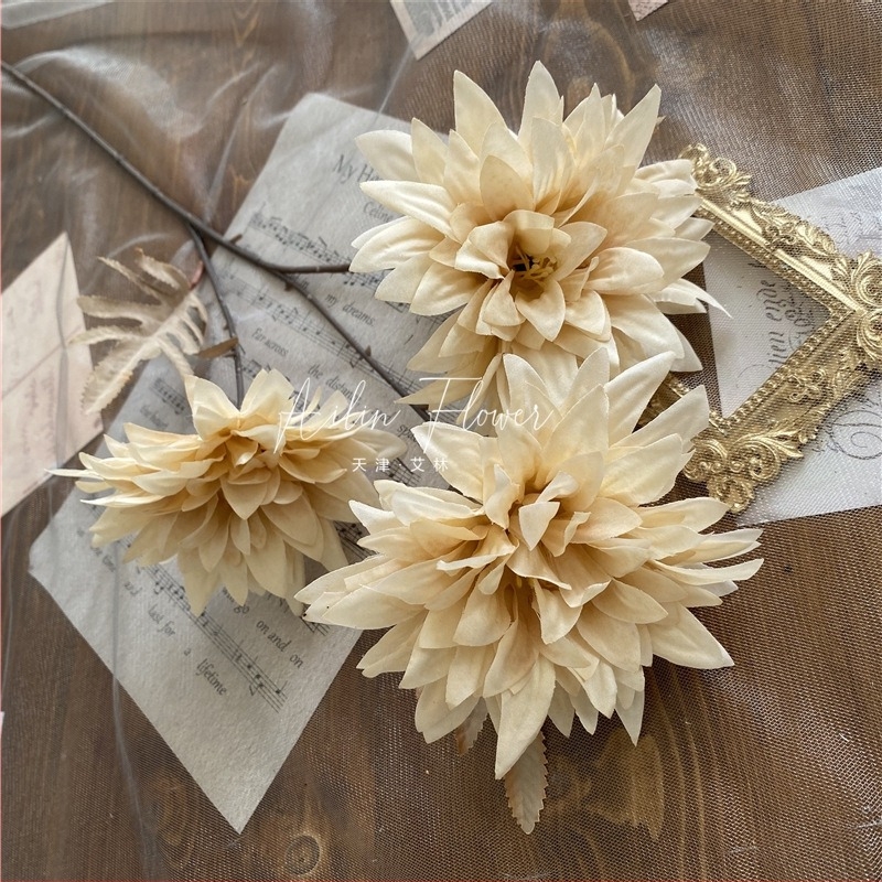 Háromfejű mű Epiphyllum őszi színekben, retro Európai esküvői terem dekoráció, otthoni dekoráció, selyem dália