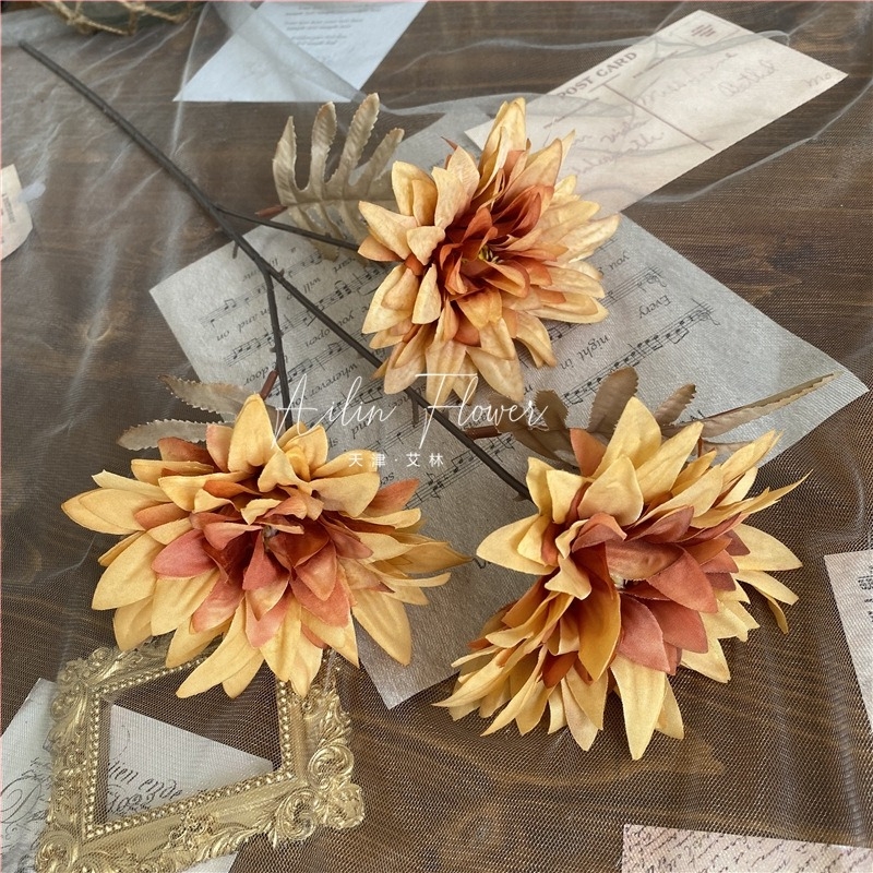 Háromfejű mű Epiphyllum őszi színekben, retro Európai esküvői terem dekoráció, otthoni dekoráció, selyem dália