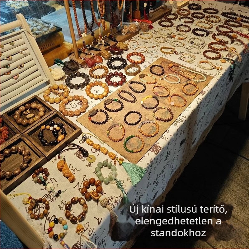 Négyszögletes asztalterítő ékszer kiállításához kínai stílusban, kalligráfia és zen ihletésű motívummal
