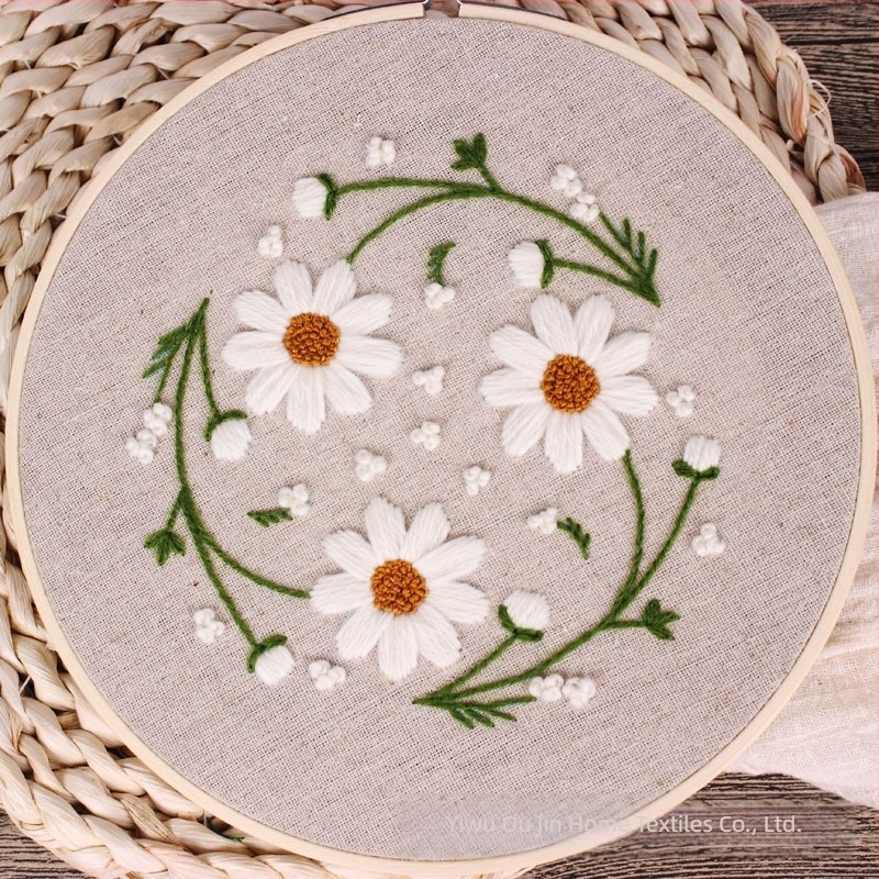 Daisy virágokkal készült DIY szövetes hímzőkészlet kezdőknek — kézzel készített motívumok