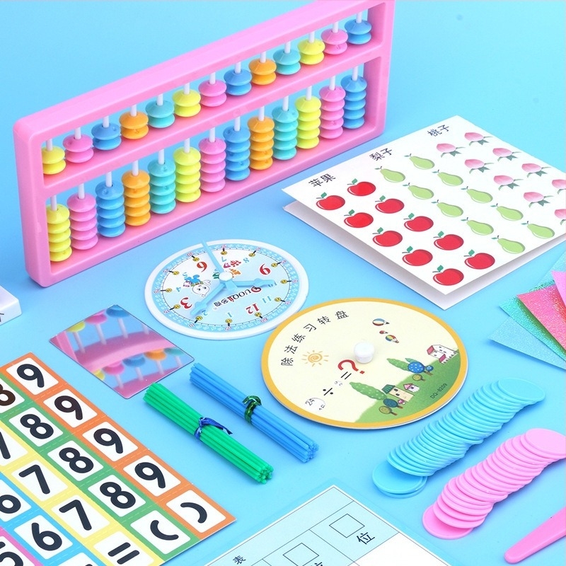 Első és második osztályos matematika tanulóeszközök készlet: 3D kockák, Tangram puzzle, számoló abakusz, mágneses puha gumi elemek