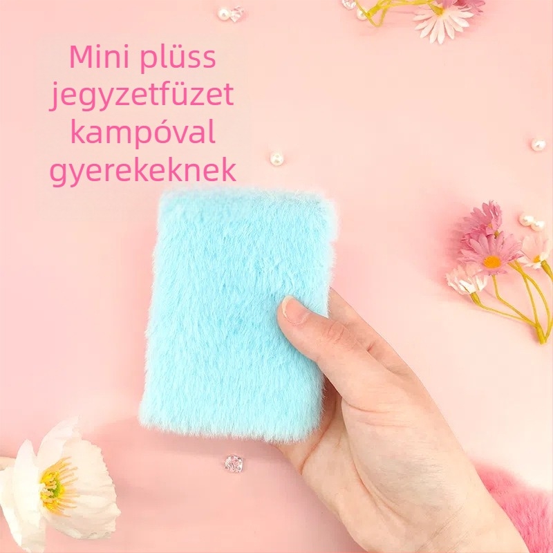 Mini A7 notesz, cukorka színű plüss borítóval, nyúl szőréből készült, ragasztott kötés, üres belső oldalak, zsebméret, 100–200 oldal