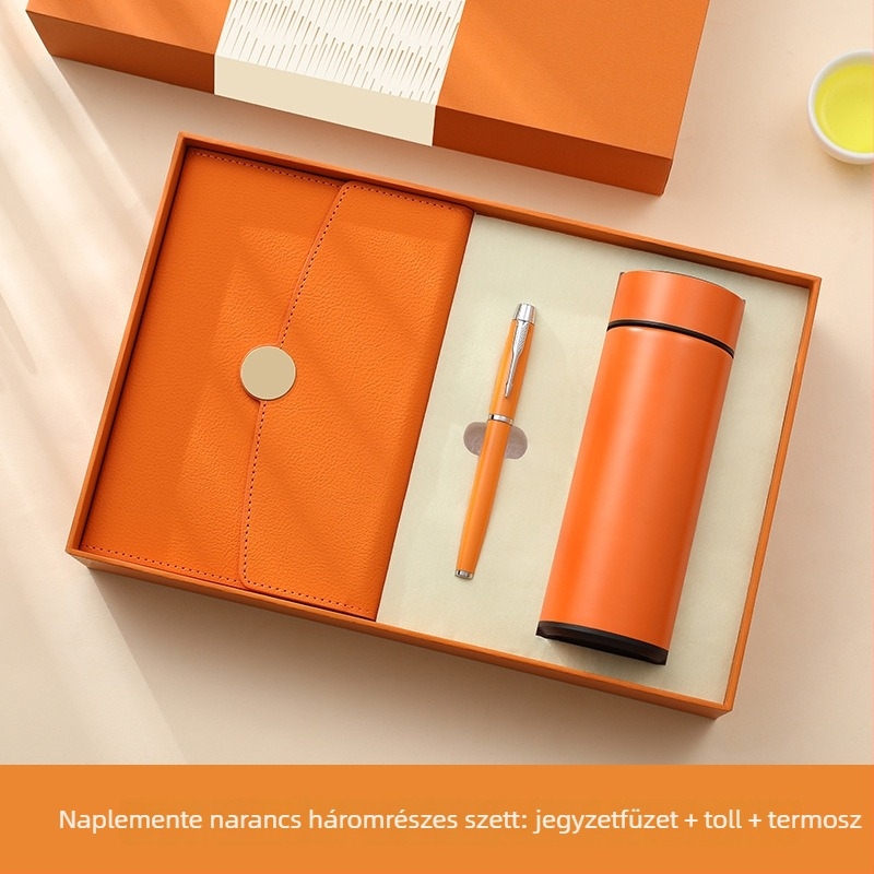 Ajándék készlet jegyzetfüzettel, gravírozott logóval és termosz pohárral, 2026 modell