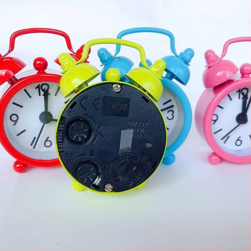 Mini fém ébresztőóra hálószobába, éjjeliszekrényre, akkumulátoros, modern minimalist stílus