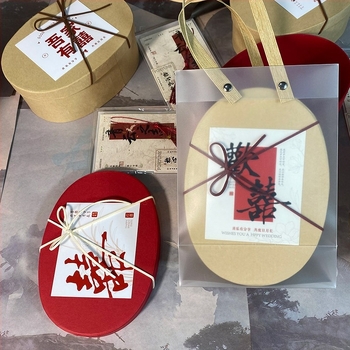 Üres ovális díszdoboz masnival, piros kraft papírból, születésnapi ajándékdoboz koszorúslánynak, karácsonyra és új évre