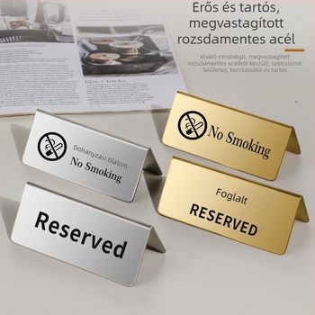 Rozsdamentes acélból készült foglalt hely jelző arany befejezéssel, asztalszám plakett és kétnyelvű No Smoking jelzés.