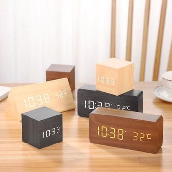 Fából készült asztali óra Bluetooth-kapcsolattal, hőmérséklet kijelző, hangvezérelt LED éjszakai fény, minimalist stílusú, többfunkciós asztali óra
