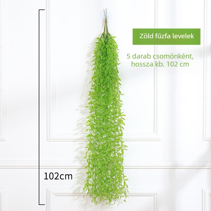 Művirág rózsa és pothos falidísz a nappaliba, művirág indákkal és lógó pókháló növény.
