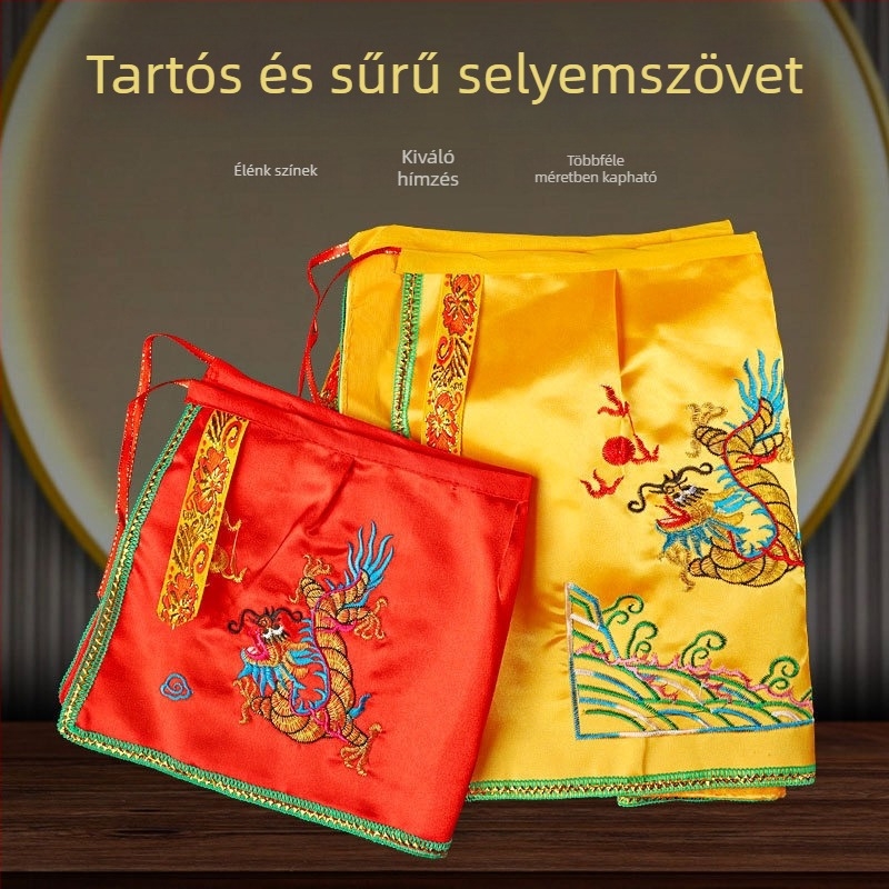 Gazdagság istenének szobra köpeny és sárkányköntös