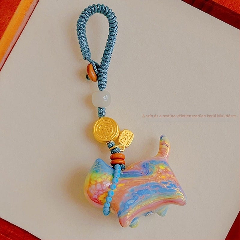 Aranyos Maneki Neko macska, lakkozott felületű, kézzel szőtt kulcstartó és táskadísz, művészi retro stílus