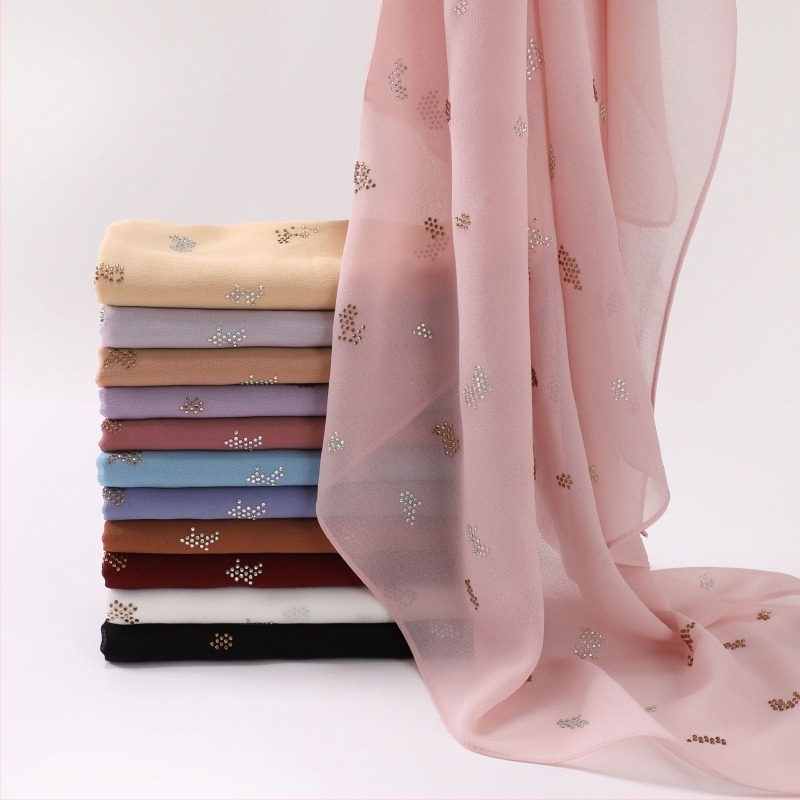 Gyöngyházfényű sifon leopárd mintás strasszos négyszögkendő, etnikus stílus, 90 cm