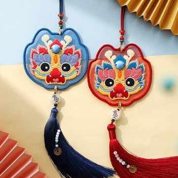 DIY hímzőkészlet a Tigris évére — kézzel készített, kínai stílusú minta, hímzőanyagok, kis tigris medál, béke talizmán