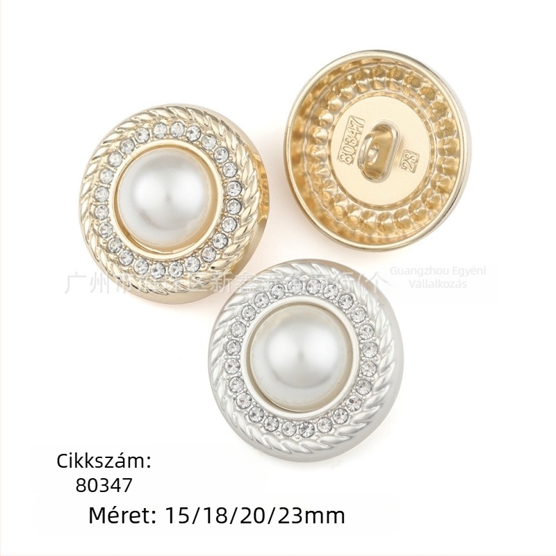Chanel-stílusú gyöngyökkel díszített ing, kézzel varrott fém kerek gombokkal, kötött gyapjú kabáttal