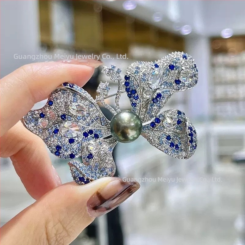 DIY 3D pillangó bross gyémánt- és cirkónia berakással, gyöngyös kapoccsal – luxus divat