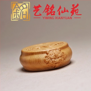 Cédrusfa faragott nyolcszög alapú dísztárgy, tömörfa mini dekoráció