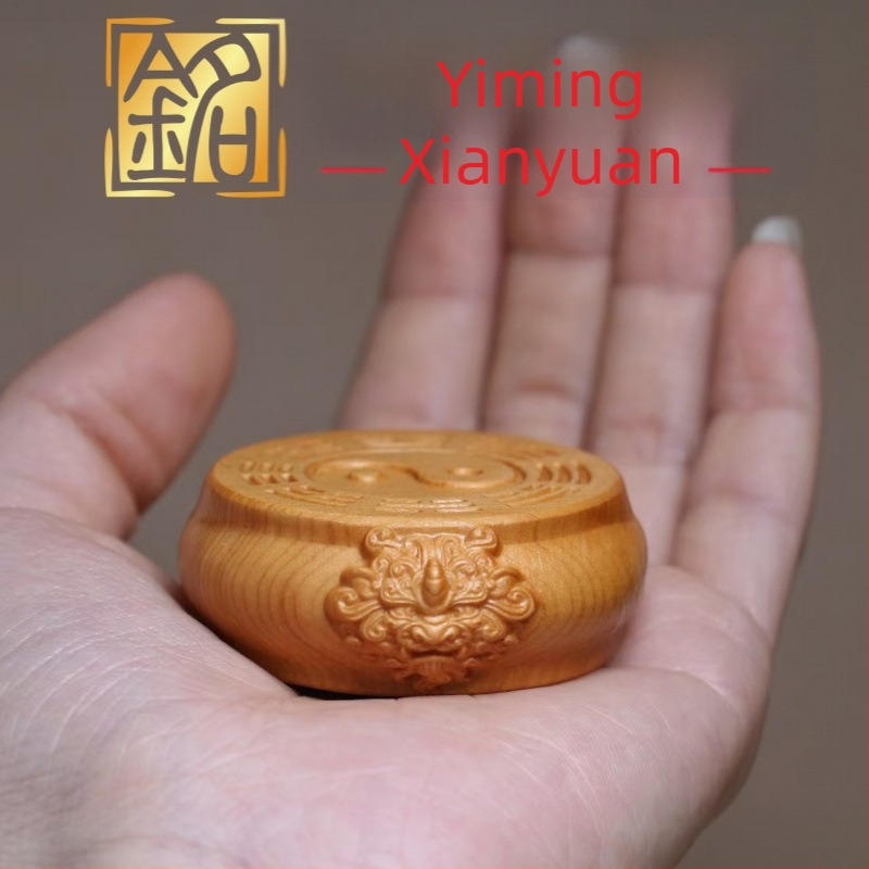 Cédrusfa faragott nyolcszög alapú dísztárgy, tömörfa mini dekoráció