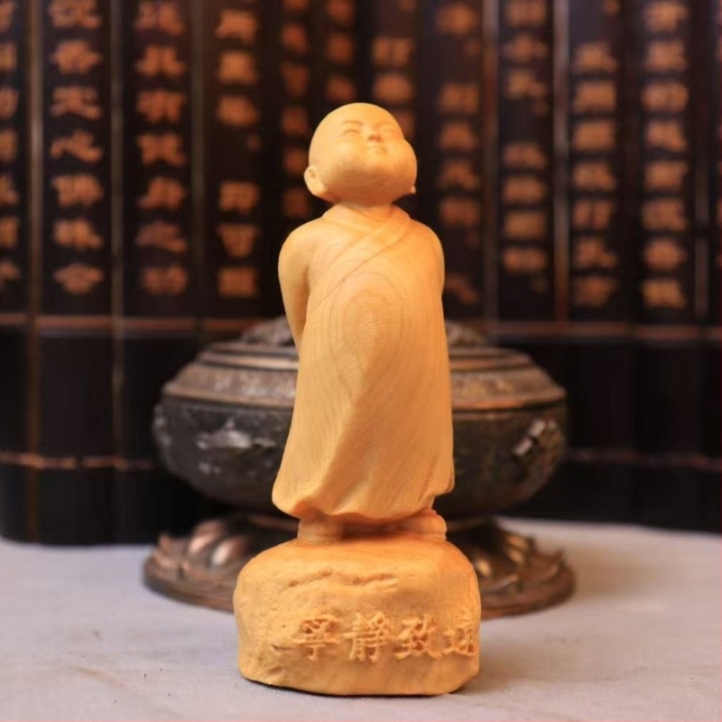 Tujafa fa faragott Zen-stílusú kis szerzetes, irodai dekoráció