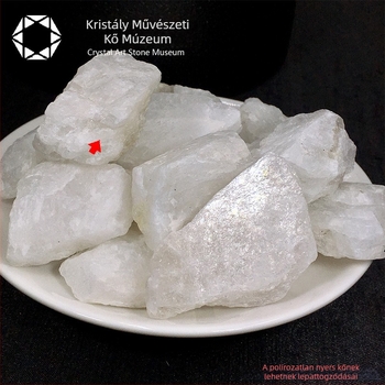 Fehér holdkő és fekete-fehér nyers kristály dekoratív kő, finom kék fényű aromaterápiához