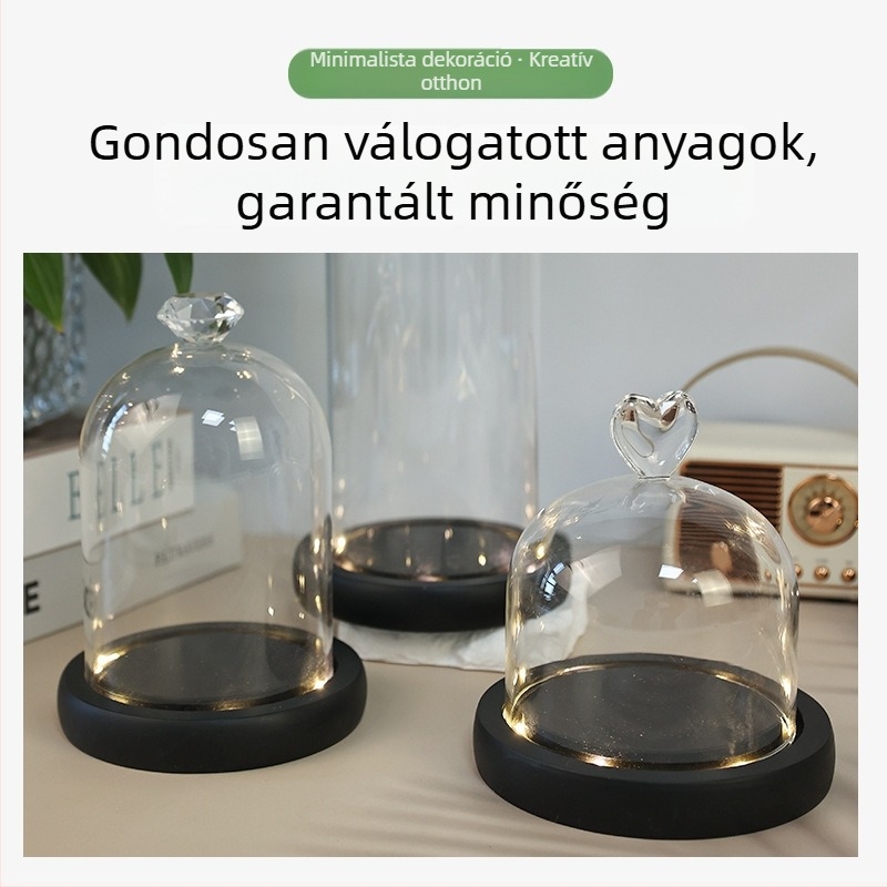 Megvilágított üveggömb szív alakú örök virággal, fekete talppal, kreatív asztali dekoráció
