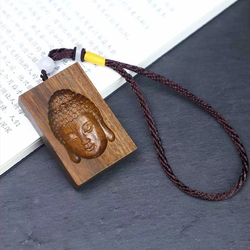 Zöld szantálfa 3D-s Buddha fej medál reliefes faragással