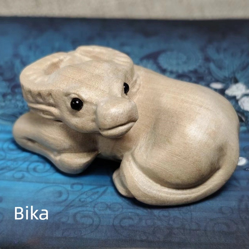 Őszibarackfa faragott bivalyfigura, zodiákus állat