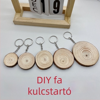 Fenyőfa szelet kulcstartó, kézzel festett kör alakú fa medál, DIY kulcstartó, óvodai ajándék