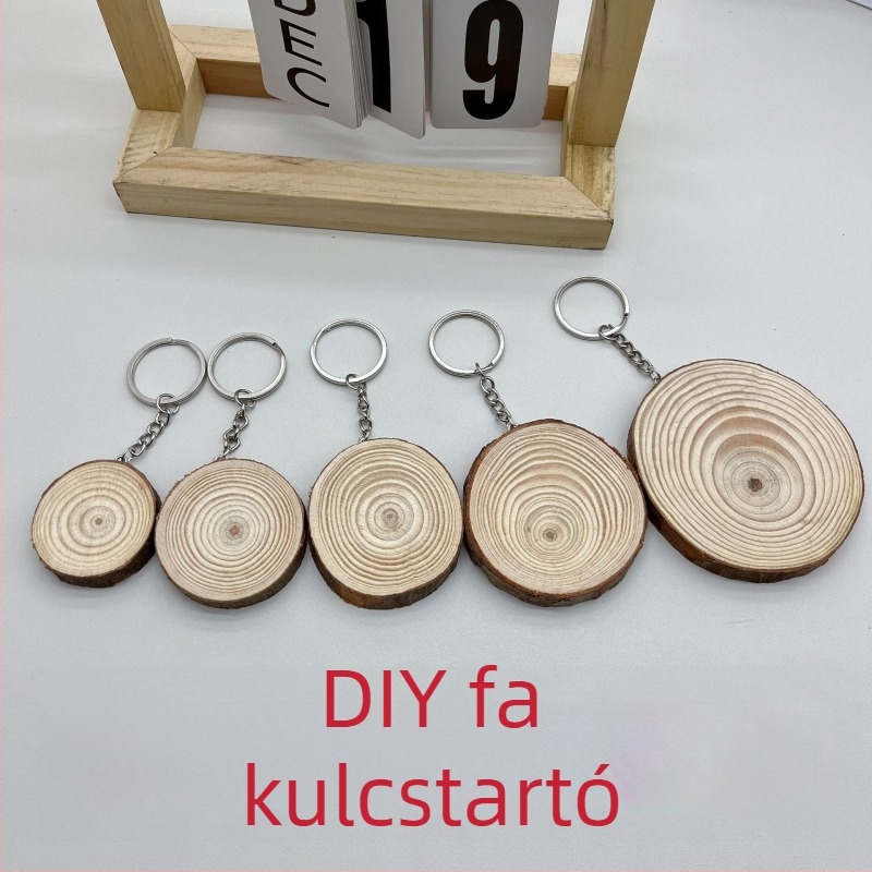 Fenyőfa szelet kulcstartó, kézzel festett kör alakú fa medál, DIY kulcstartó, óvodai ajándék
