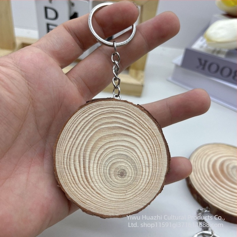 Fenyőfa szelet kulcstartó, kézzel festett kör alakú fa medál, DIY kulcstartó, óvodai ajándék