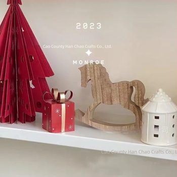 Fából készült karácsonyi díszek a fán: rénszarvas és fa ló