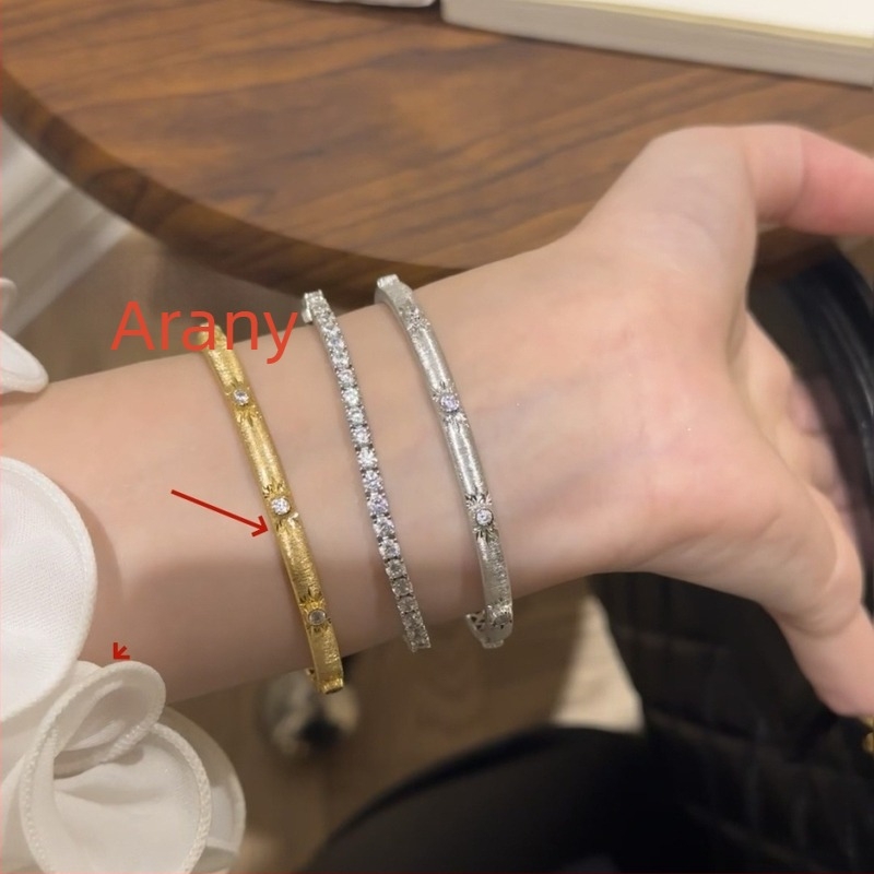 Buccellati-stílusú szatén felületű karkötő nőknek, elegáns csillogó megjelenéssel, luxus kiegészítő a francia udvari stílusban