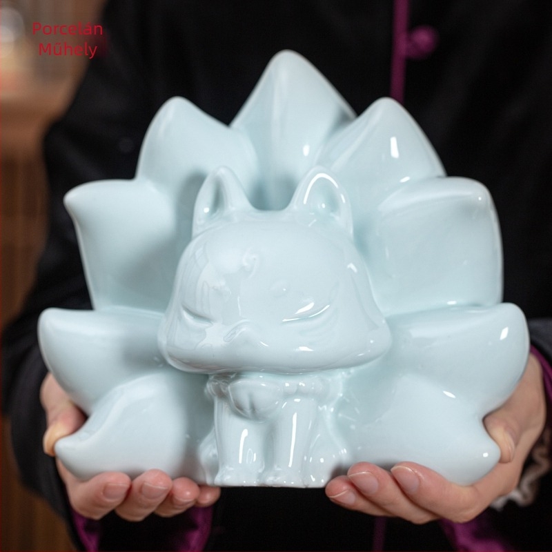 Porcelán díszfigura otthonra, kertbe vagy irodába; aranyos kilencfarkú róka, kínai stílusú dekoráció az előszobába