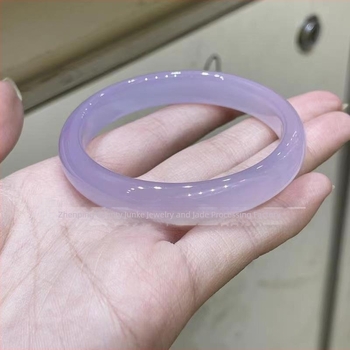 Lila chalcedon karkötő viola acháttal, jégkristályos átlátszóság, kerek formájú, modern minimalist stílus