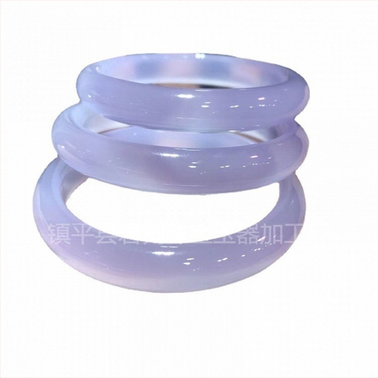 Lila chalcedon karkötő viola acháttal, jégkristályos átlátszóság, kerek formájú, modern minimalist stílus