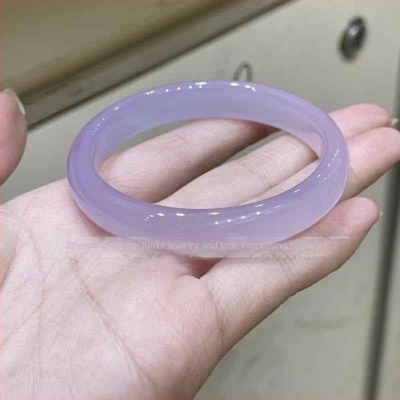 Lila chalcedon karkötő viola acháttal, jégkristályos átlátszóság, kerek formájú, modern minimalist stílus