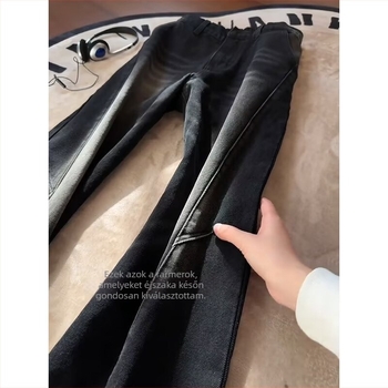 Mosott fekete férfi farmer, enyhén bővülő szárú, egyenes szabású, denim anyagból, középső derekú, hétköznapi stílus