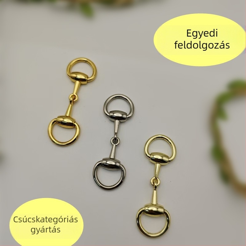 Női bőrcipők lánccal és dekoratív csattal horsebit-stílusban – fém kiegészítők a lábbelikhez