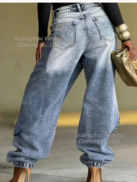 Magas derékú, szaggatott farmernadrág jogger-stílusban, streetwear-irányzat, blogger által inspirált