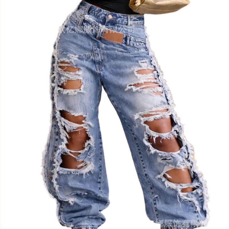 Magas derékú, szaggatott farmernadrág jogger-stílusban, streetwear-irányzat, blogger által inspirált