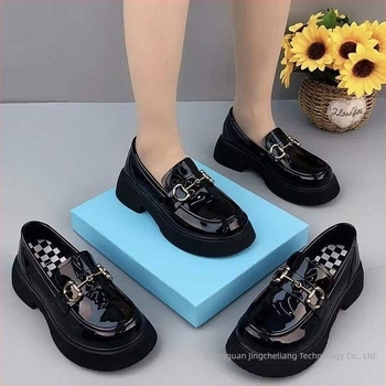 Női loaferok puha bőrből, brit stílus, vastag talp és masszív sarkak, új modell
