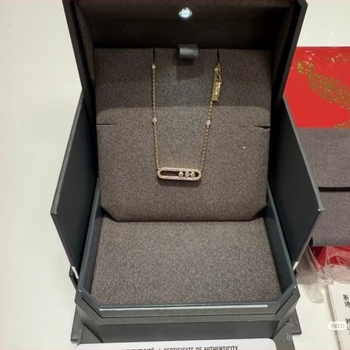 V alakú arany nyaklánc három gyémánttal és gyöngyökkel, minimalist stílusú kulcscsont-nyaklánc csúszó záróval