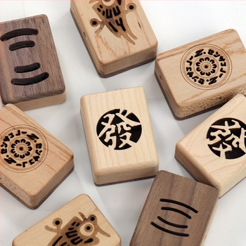 A Mahjong motívummal készült aromaterápiás nyaklánc autóventilációs nyílásához, üreges kialakítás, testreszabható lézergravírral