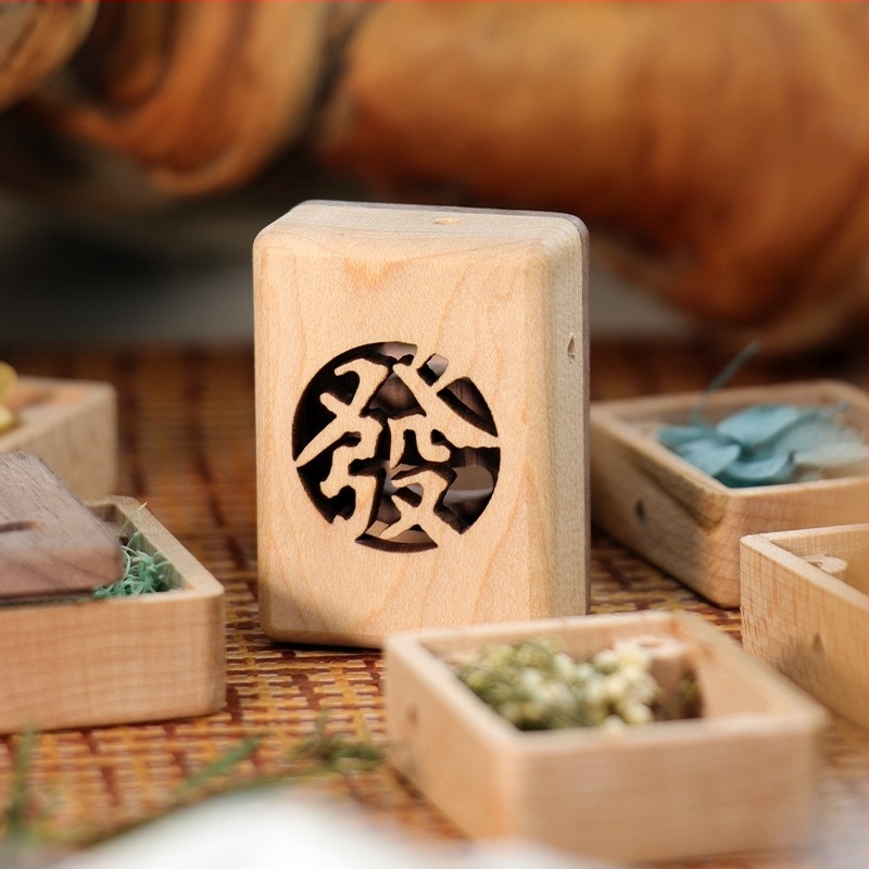A Mahjong motívummal készült aromaterápiás nyaklánc autóventilációs nyílásához, üreges kialakítás, testreszabható lézergravírral