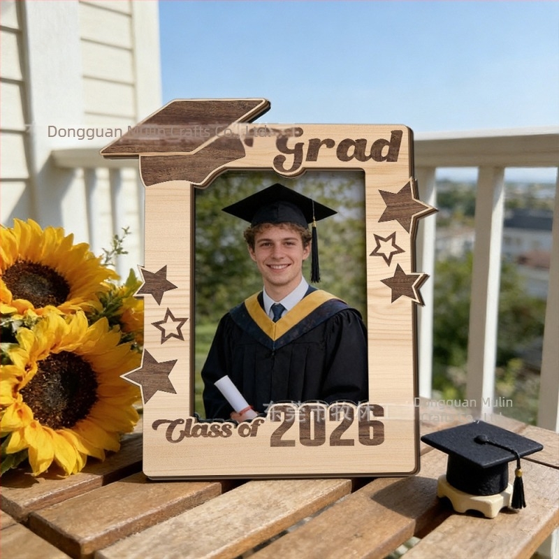 Fából készült fotókeret diplomás sapkával – asztali dekoráció, modern stílus
