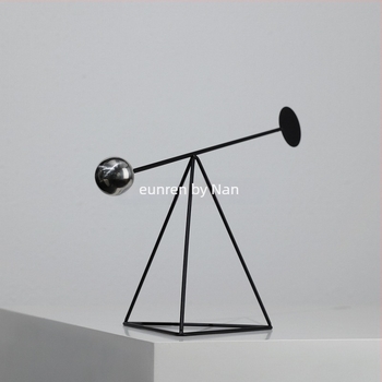 Geometriai formájú fém dekoráció modern minimalista otthonhoz — alkalmas TV-állványra, előszobába és boros szekrényhez
