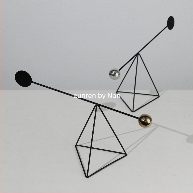 Geometriai formájú fém dekoráció modern minimalista otthonhoz — alkalmas TV-állványra, előszobába és boros szekrényhez