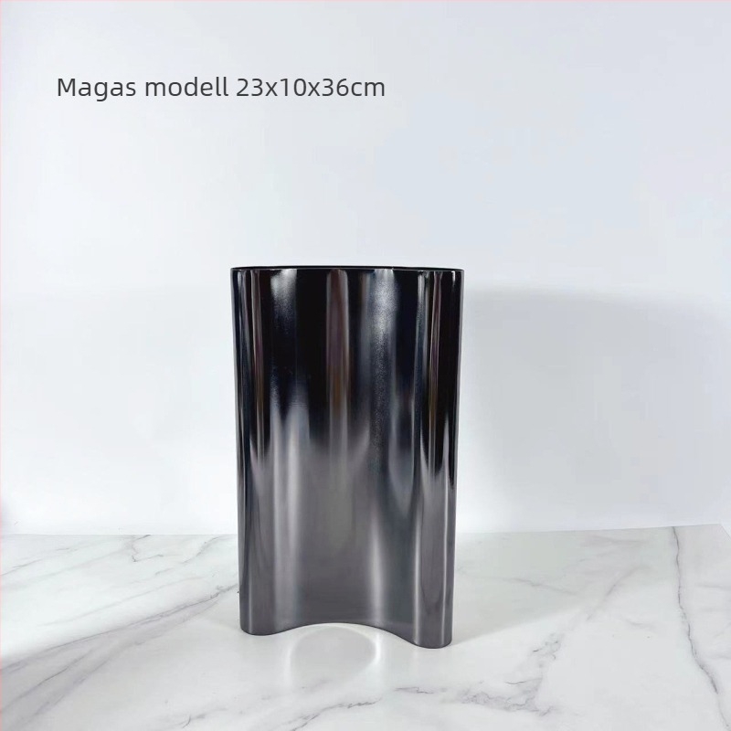 Modern ívű, absztrakt fém váza elektroplatált felülettel, étkezőbe, nappaliba és előszobába.